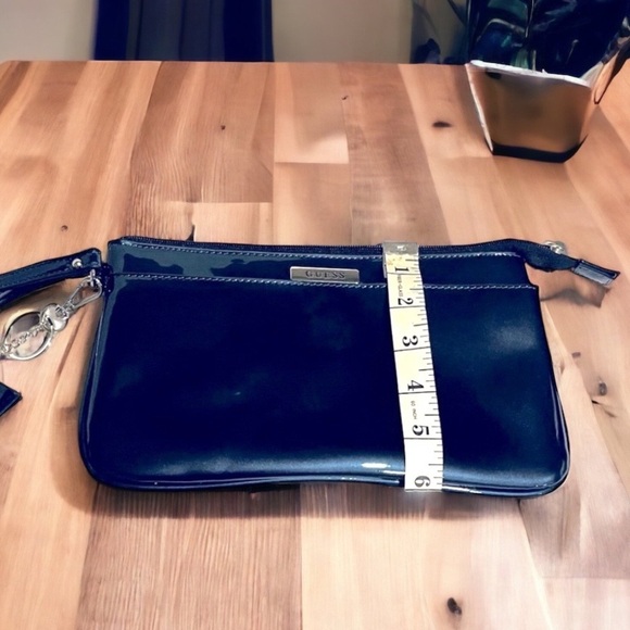 Guess emerald colored 𝅺‘Patent leather’ clutch. - Picture 3 of 7